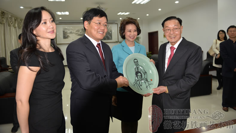 徽藝坊為來(lái)安縣人物館定制的趙小蘭父母人物肖像鐵畫(huà)