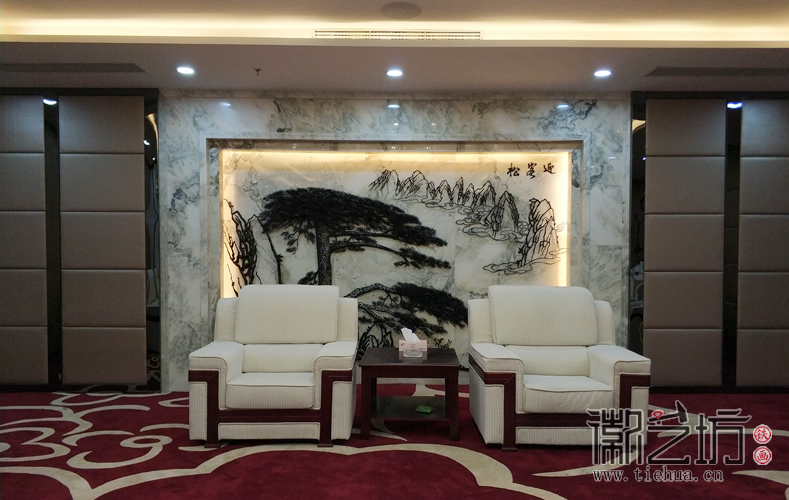 天津海益國(guó)際定制會(huì)客廳背景墻壁畫《迎客松》