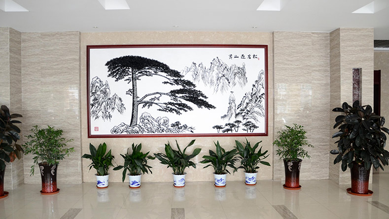 安徽省煤炭科學(xué)研究院定制的辦公大樓大廳壁畫(huà)《迎客松》鐵畫(huà)
