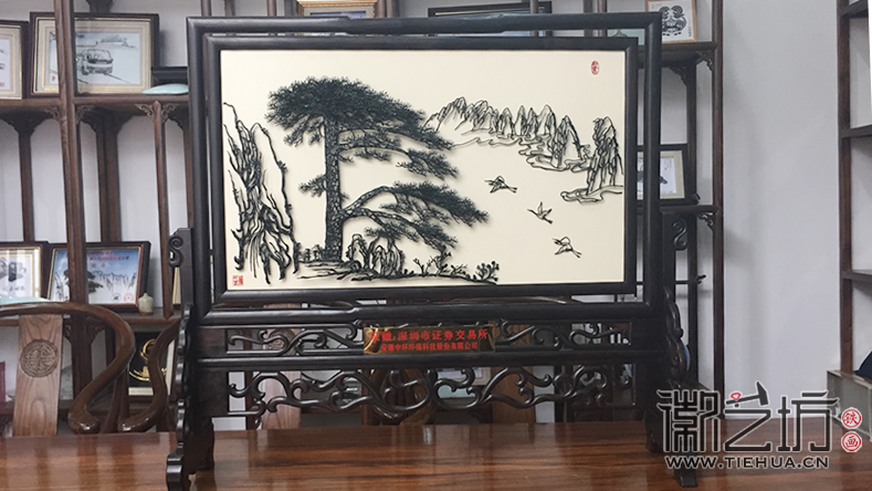 熱情友好 寬容禮讓 安徽中環(huán)贈深交所雙面臺屏鐵畫《迎客松與六尺巷》